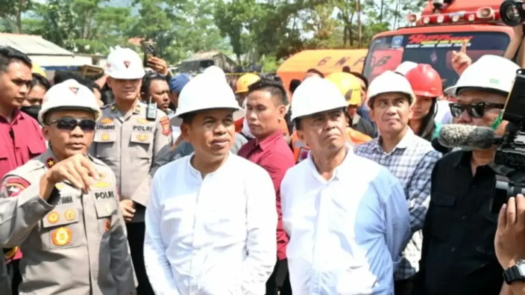 tinjau lokasi longsor