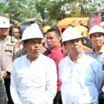 tinjau lokasi longsor