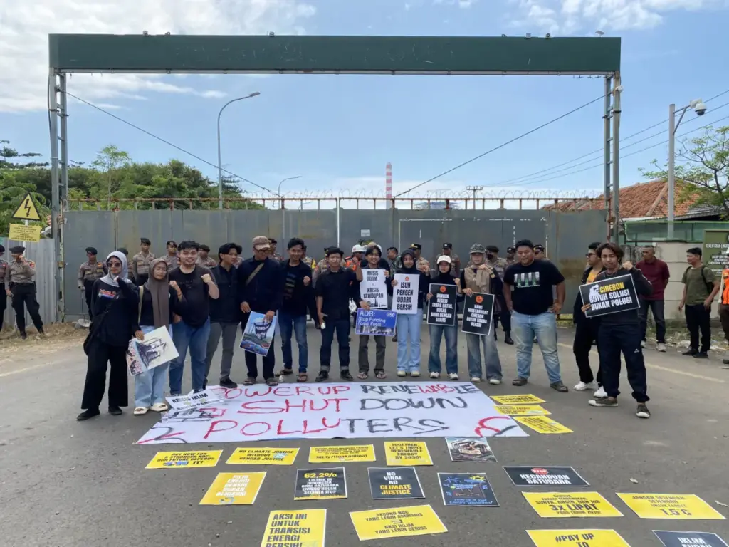 Aksi-Climate-Rangers-Cirebon-Tuntut-Lingkungan-Bersih-dan-Energi-Berkelanjutan