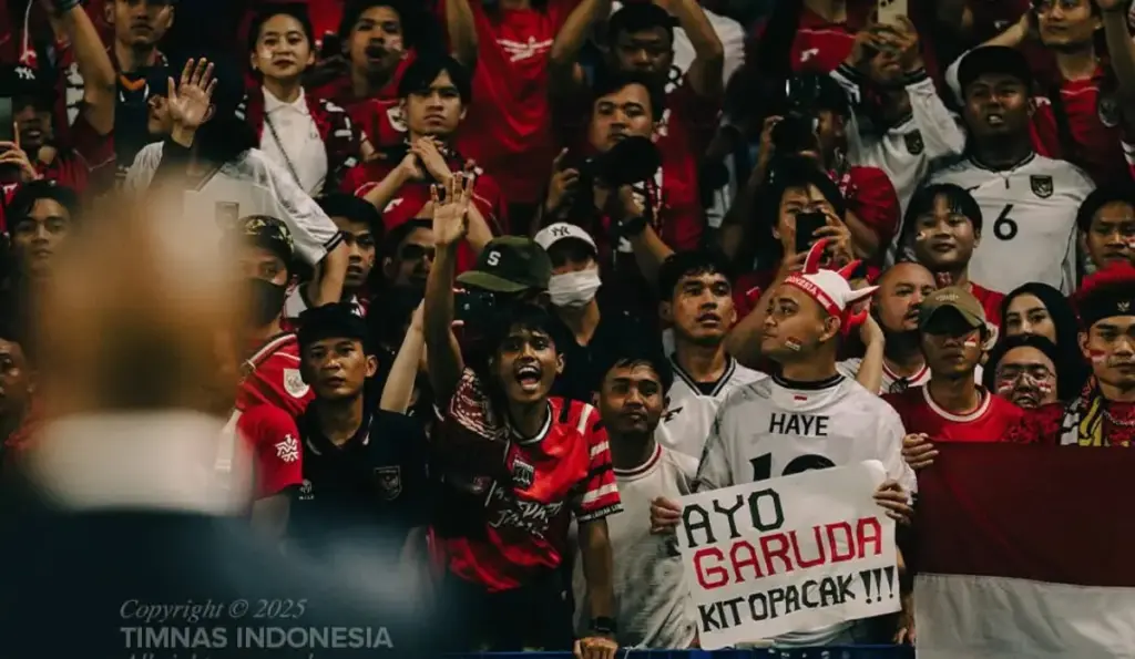 hadir di stadion