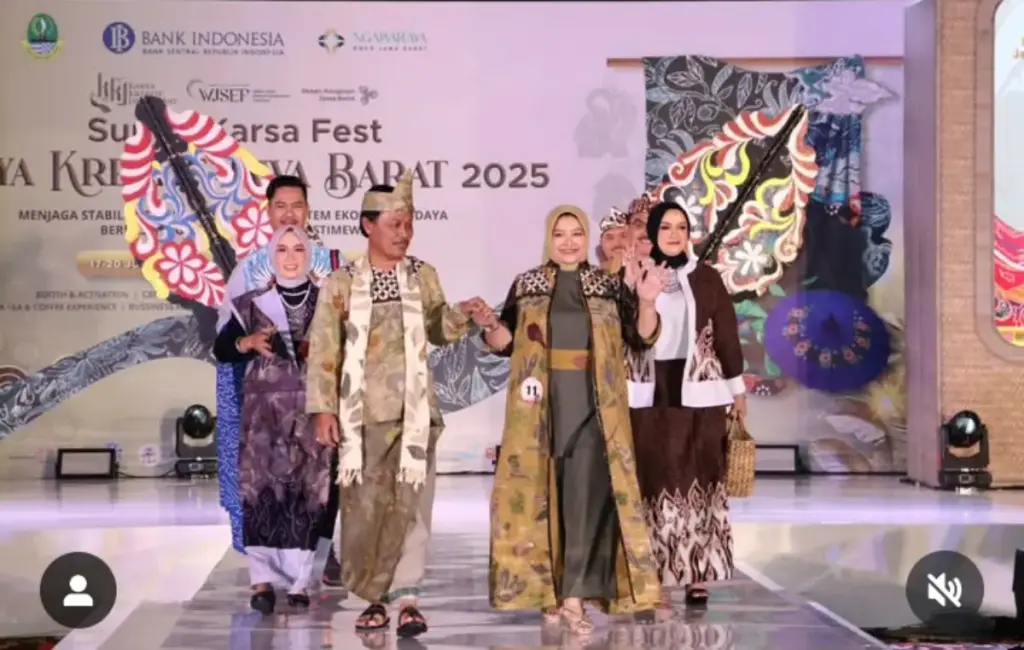 Wali-Kota-Cirebon-Effendi-Edo-Tampilkan-Busana-Ecoprint-Daun-Jati