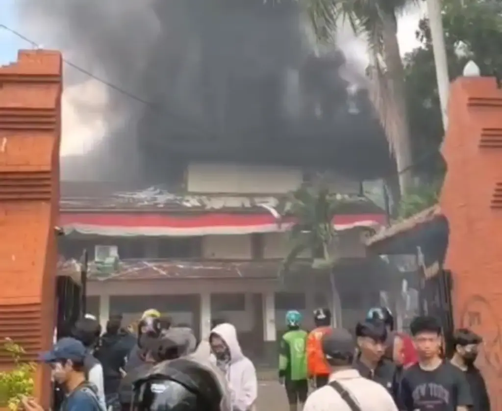 Gedung-DPRD-Kabupaten-Cirebon-Dibakar