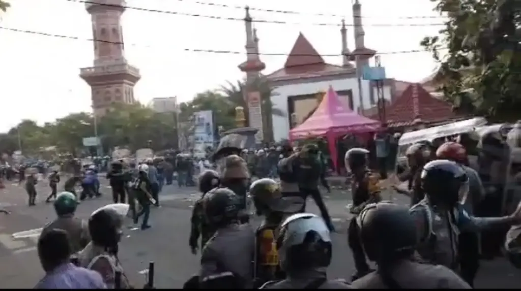 Unjuk-rasa-ricuh-di-Kota-Cirebon