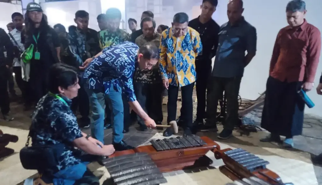 FKSM 2025: Kementerian Kebudayaan Sukses Ubah Gudang Pelabuhan Cirebon Jadi Ruang Seni Publik Fadli-Zon-FKSM-2025