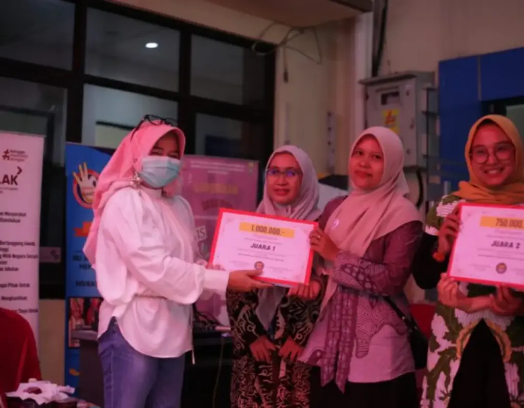 Donat Batik Cirebon: DPPKBP3A Cirebon 'Suntik' Daya Saing UMKM Perempuan dengan Kearifan Lokal DPPKBP3A-Kab-Cirebon-Donat-Batik-Nusantara