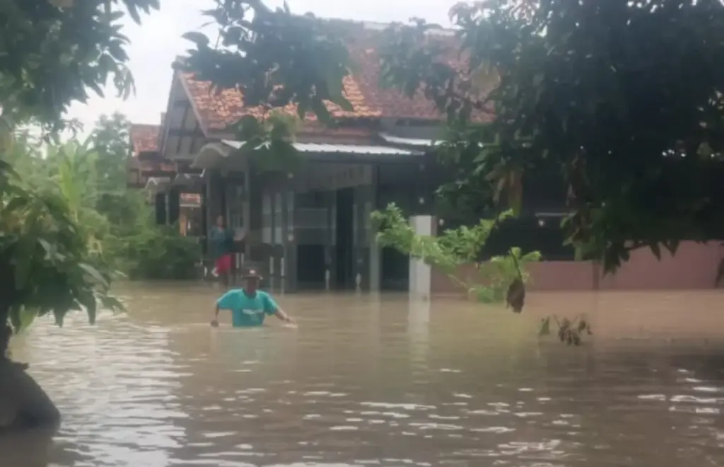 Banjir Cirebon Capai 50 Cm, Polres Ciko Turun Tangan; Bongkar Dugaan Sumbatan Saluran Jadi Biang Kerok Gunung-Jati-Terdampak-Banjir