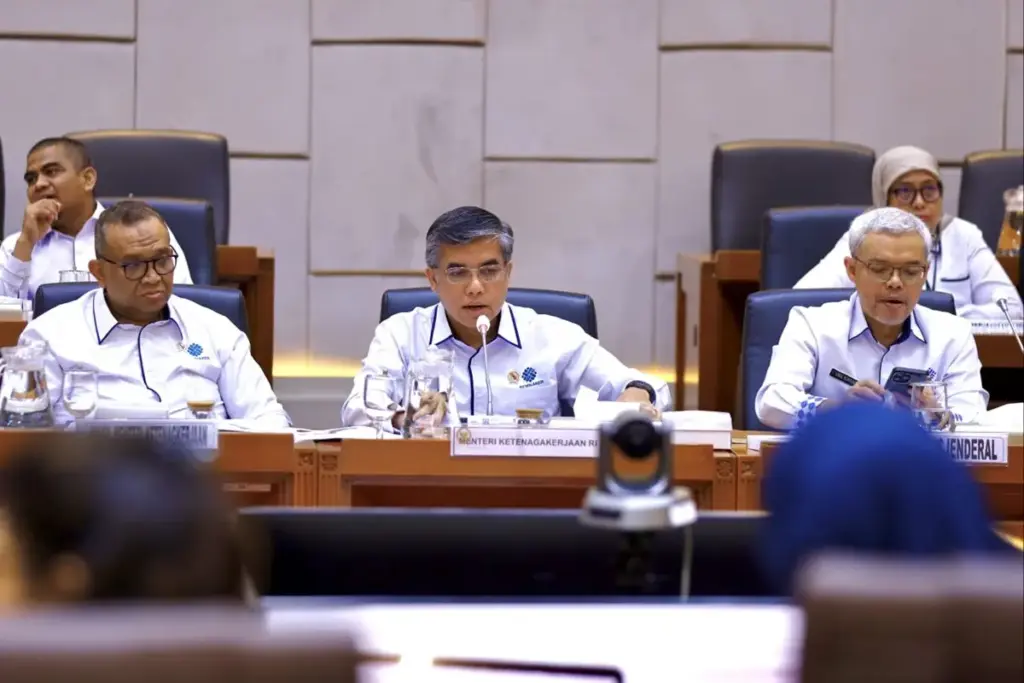 Menaker-Yassierli-Raker-DPR-Sanksi-Perusahaan-Nakal