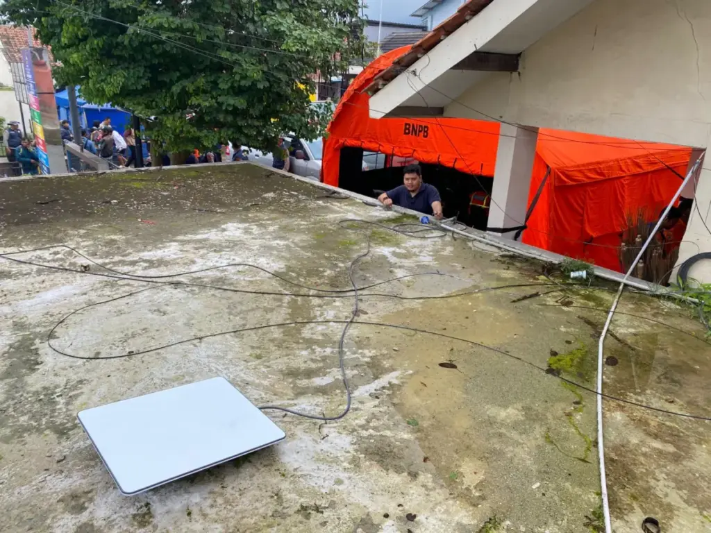 Internet-Satelit-Lokasi-Longsor-Cisarua