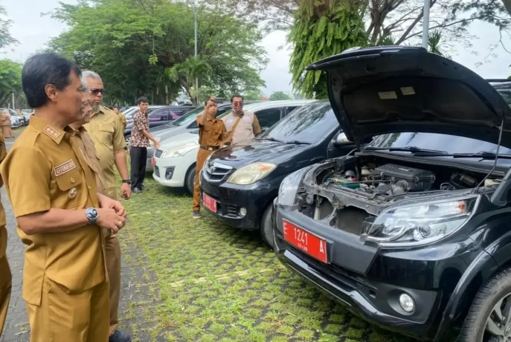 Wali-Kota-Cirebon-inspeksi-Mesin-Kendaraan-Dinas