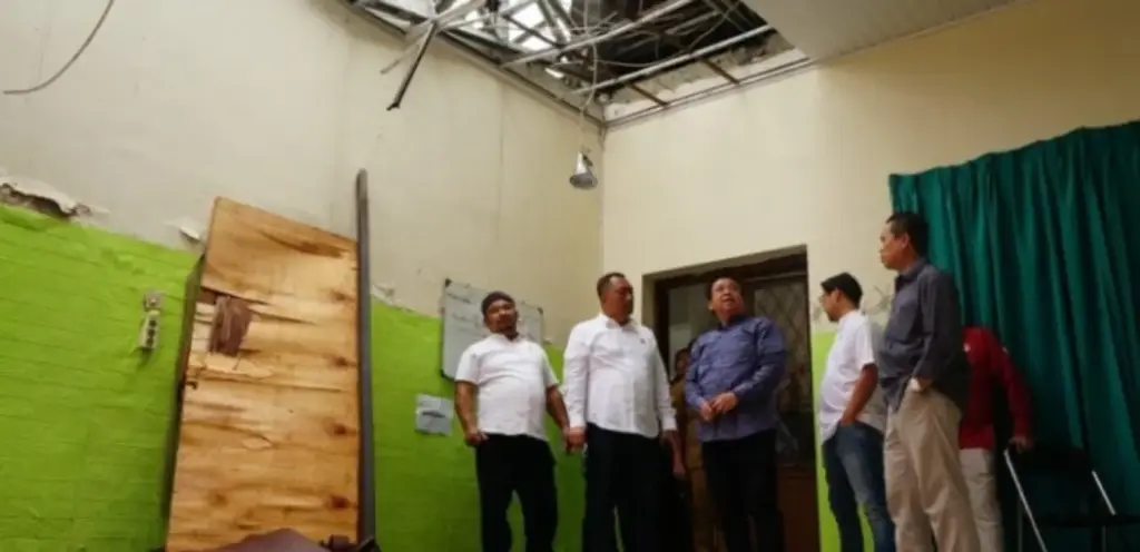 Kantor-Disnaker-Kota-Cirebon-Ambruk