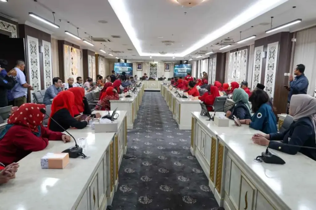 Audiensi-Guru-ASN-Pensiunan-ke-DPRD-Jabar