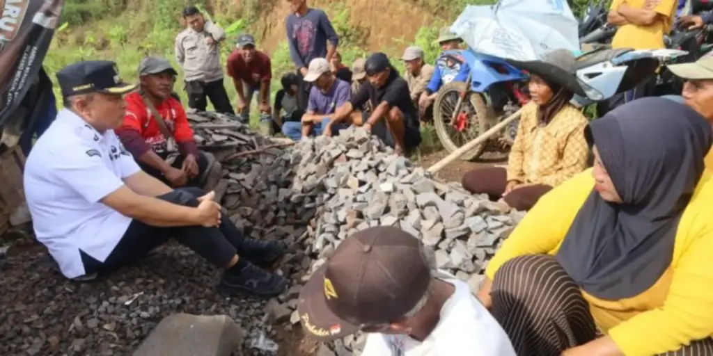 Bupati-Kuningan-Dian-Rachmat-Yanuar-dan-Penambang