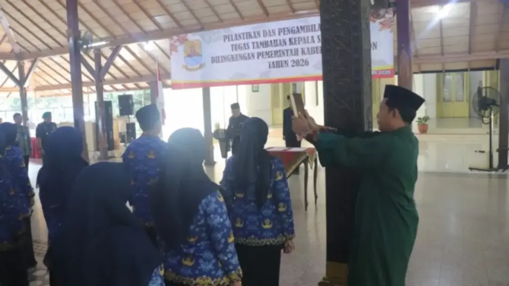 Bupati-Cirebon-Imron-Lantik-Kepala-Sekolah