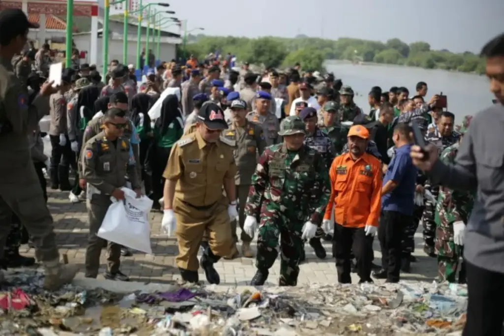 Bupati-Cirebon-Imron-Bersihkan-Pantai-Baro-Gebang