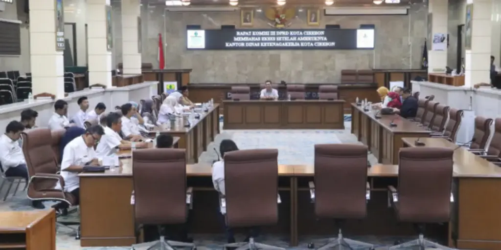 Gedung Disnaker Kota Cirebon Ambruk: DPRD Desak Perbaikan Cepat, Bongkar Teka-teki Aset dan Opsi Dana BTT! DPRD-Kota-Cirebon-Bahas-BTT