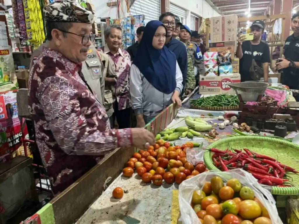 Cabai Setan Tembus Rp100 Ribu! Bupati Cirebon Sidak Pasar Jelang Ramadan 1447 H Bupati-Cirebon-Imron