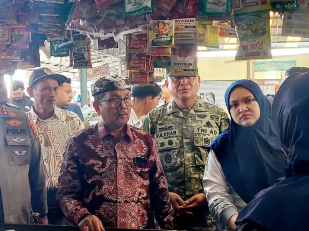 Jelang Ramadan, Ketua DPRD Kabupaten Cirebon Grebek Pasar: Soroti Kenaikan Harga Cabai yang Mulai ‘Pedas’ Bupati-Imron-Ketua-DPRD-Sophi-Zulfia