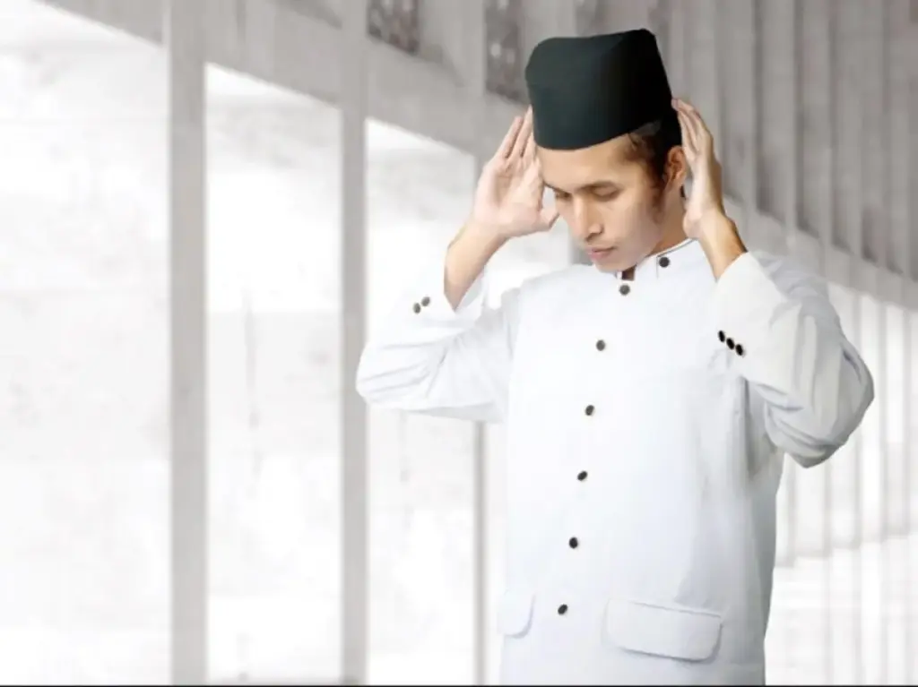 Sering Pejam Mata saat Shalat agar Khusyuk? Simak Hukum Fikihnya: Bisa Makruh hingga Wajib Shalat-Khusyuk