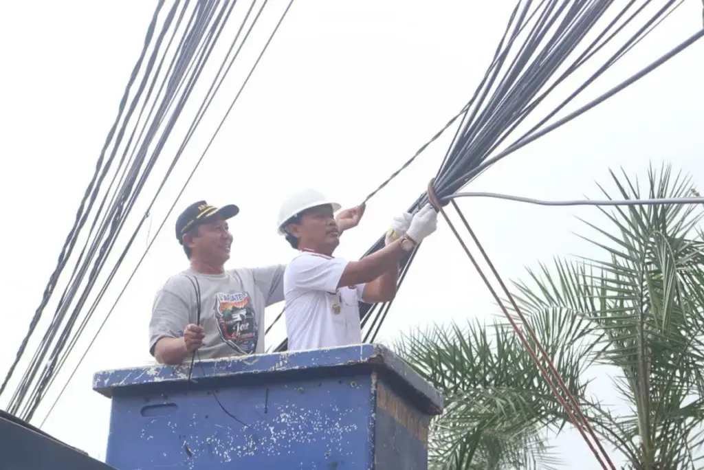 Edo Sikat Habis Kabel Semrawut, Targetkan 15 KM Jalur Udara Kota Cirebon Bersih Wali-Kota-Cirebon-Effendi-Edo