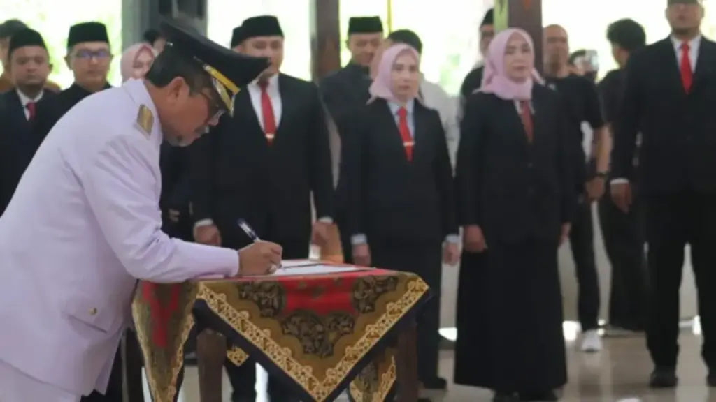 Bupati-Cirebon-Imron