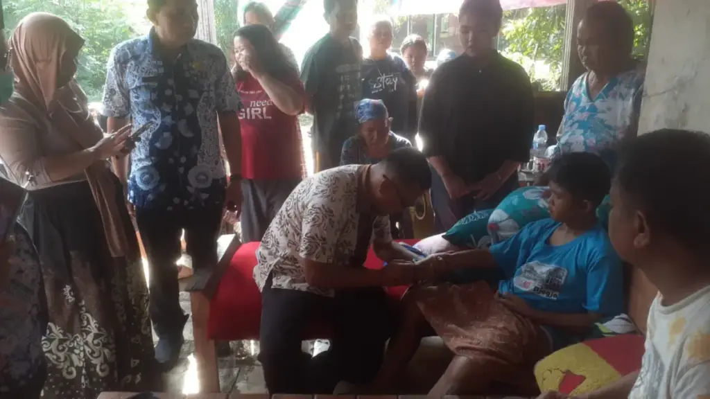 Evakuasi-Darurat-Remaja-Korban-Gigitan-Ular-Korba