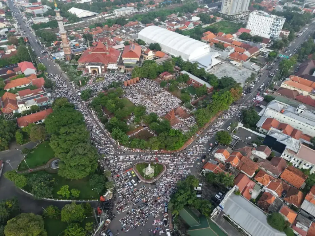 Satu Tahun ‘Setara Berkelanjutan’, Wali Kota Cirebon Refleksi Infrastruktur di Tengah Saf Salat Id 1447 H Alun-alun-Kejaksan-Cirebon