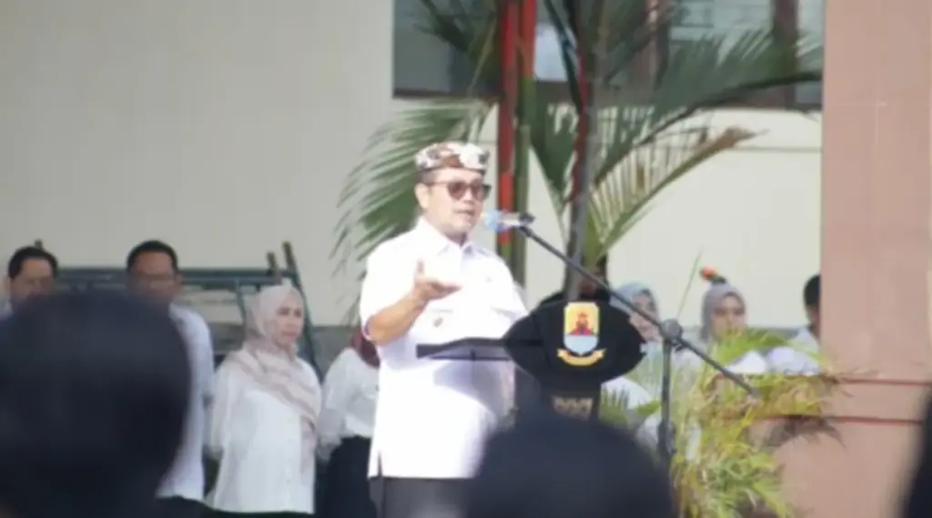 Bupati-Cirebon-Imron