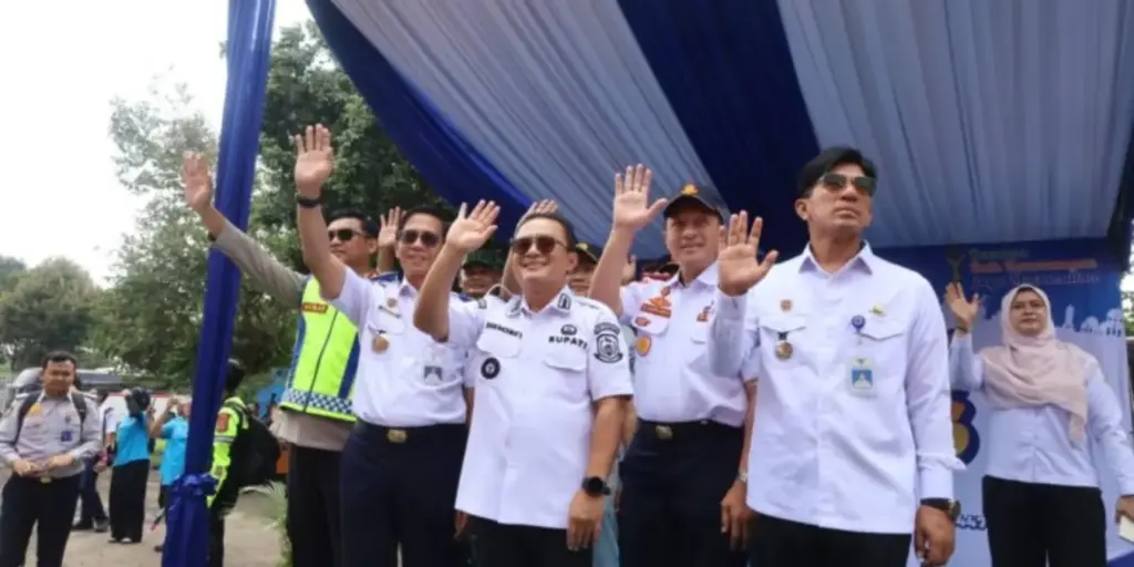 Sapa Perantau sebagai 'Pahlawan Daerah', Bupati Dian Lepas Balik Gratis Kuningan 2026 Bupati-Kuningan-Dian-Rachmat-Yanuar