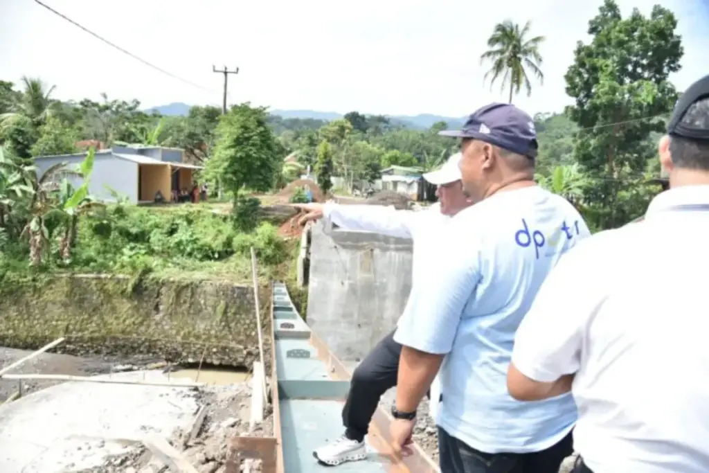 Jembatan Cipedak Kuningan Diterjang Banjir Bandang 8 Meter, Proyek Vital Terancam Mundur Bupati-Kuningan-Dian-Rachmat-Yanuar
