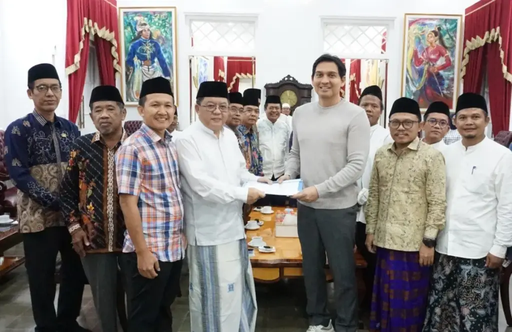 Darurat Indramayu: Makom Albab Desak Bupati Lucky Hakim Sikat Habis Sindikat Miras dan Benahi Sampah Makom-Albab-dan-Lucky-Hakim