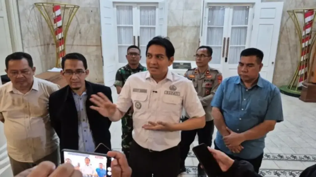 Drama 'Meja Kosong' di Pendopo Indramayu, Lucky Hakim Tolak Donasi Koin, Desak Massa Perbaiki Fasilitas Publik Bupati-Indramayu-Lucky-Hakim