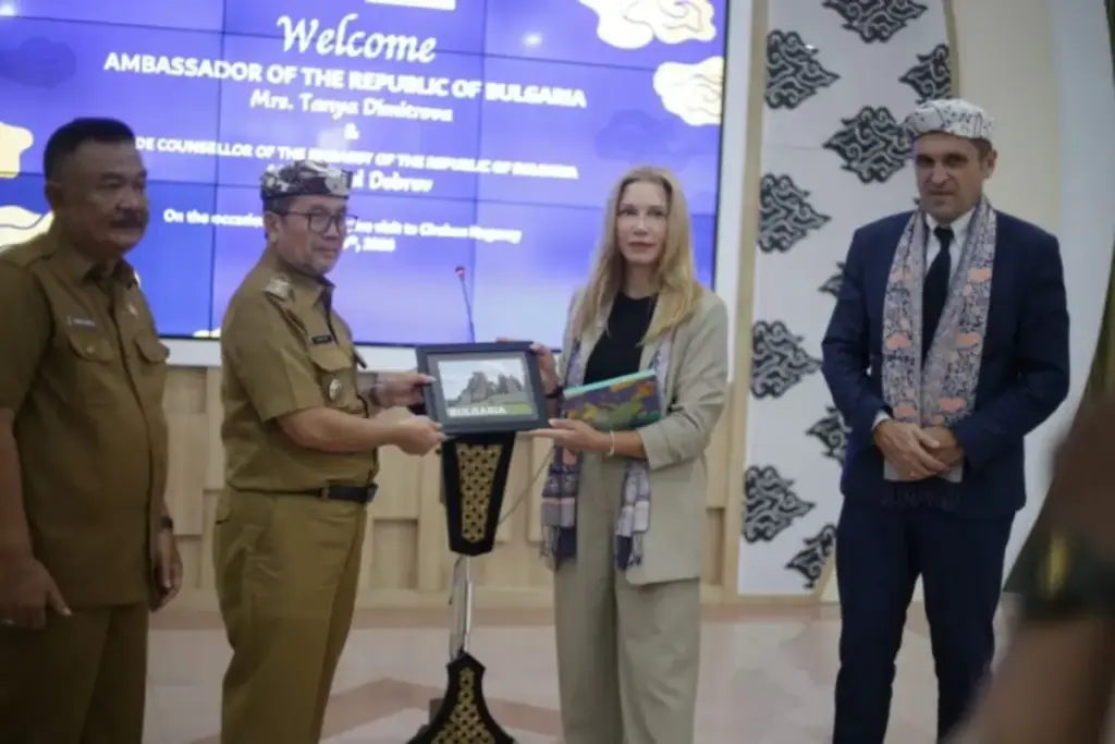 Bupati-Cirebon-Imron