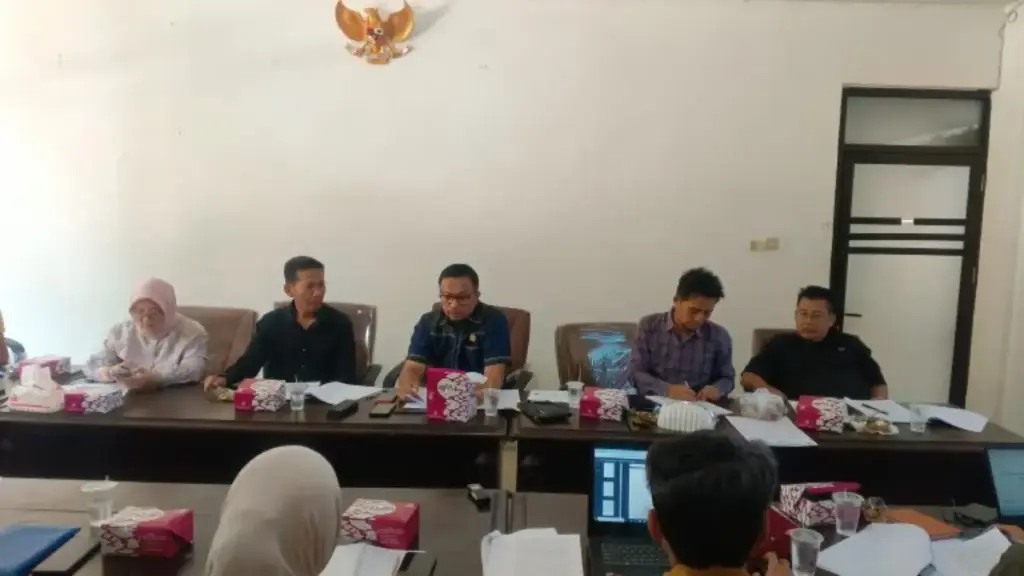Rapat-Pansus-II-DPRD-Kabupaten-Cirebon