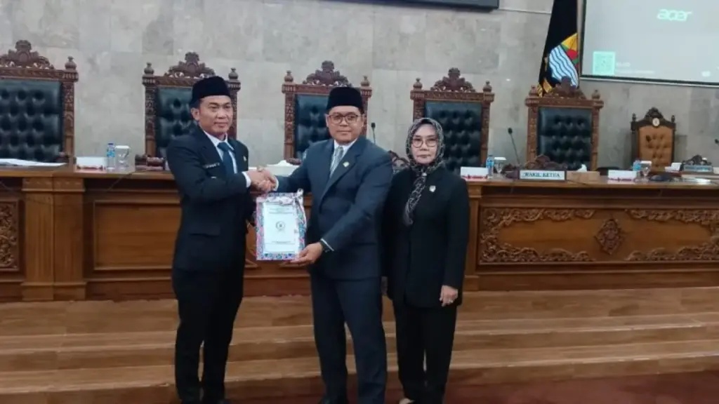 Rapat-Paripurna-DPRD-Kabupaten-Cirebon