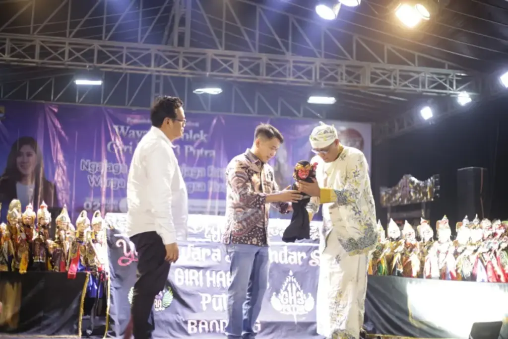 Dilema Digital di Balik Wayang Golek, Cara Komdigi Sentil Kesehatan Mental Anak di Matangaji Cirebon Pertunjukan-Wayang-Golek-Ki-Dalang-Yogaswara-Kusnandar