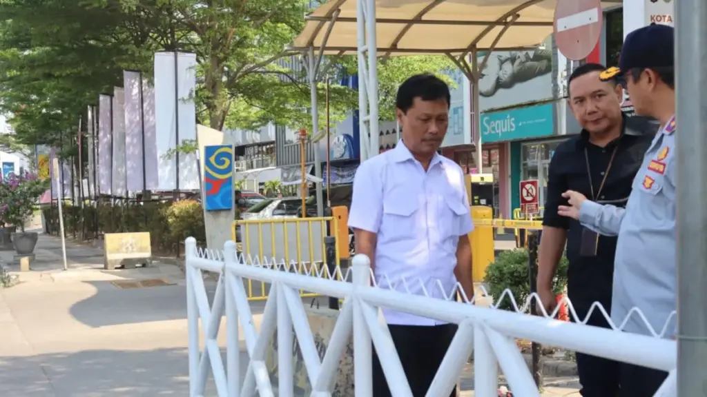Trotoar Jalan Cipto Steril! CSB Mall Mulai Pasang Pagar 250 Meter, Wali Kota Cirebon Warning Juru Parkir Liar Wali-Kota-Cirebon-Effendi-Edo