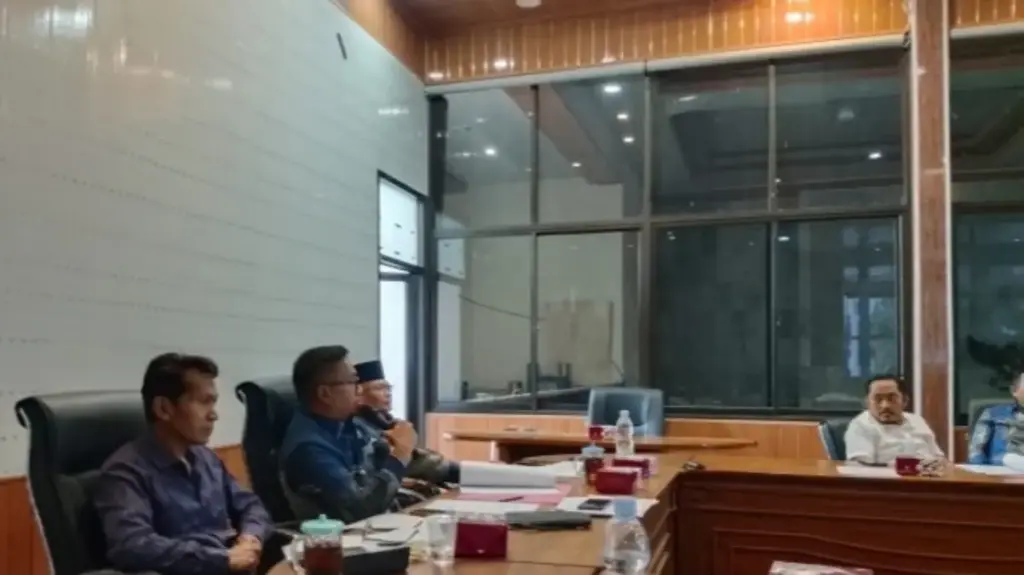 Satu Data Desa Presisi: Solusi Pansus III DPRD Kabupaten Cirebon Pangkas Birokrasi dan Tumpang Tindih Bansos Pansus-III-DPRD-Kabupaten-Cirebon