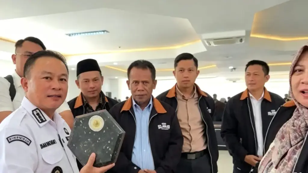 Kuningan Darurat 500 Ton Sampah, 6 Kampus Bersatu Sulap Limbah Plastik Jadi BBM Genset! Bupati-Kuningan-Dian-Rachmat-Yanuar