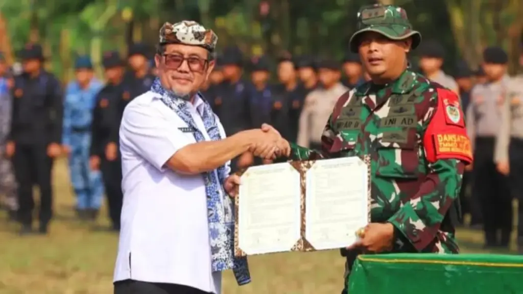 Dobrak Keterisolasian Luwung Kencana: Kolaborasi TNI-Pemkab Cirebon Pacu Infrastruktur dan Ketahanan Pangan Bupati-Cirebon-Imron