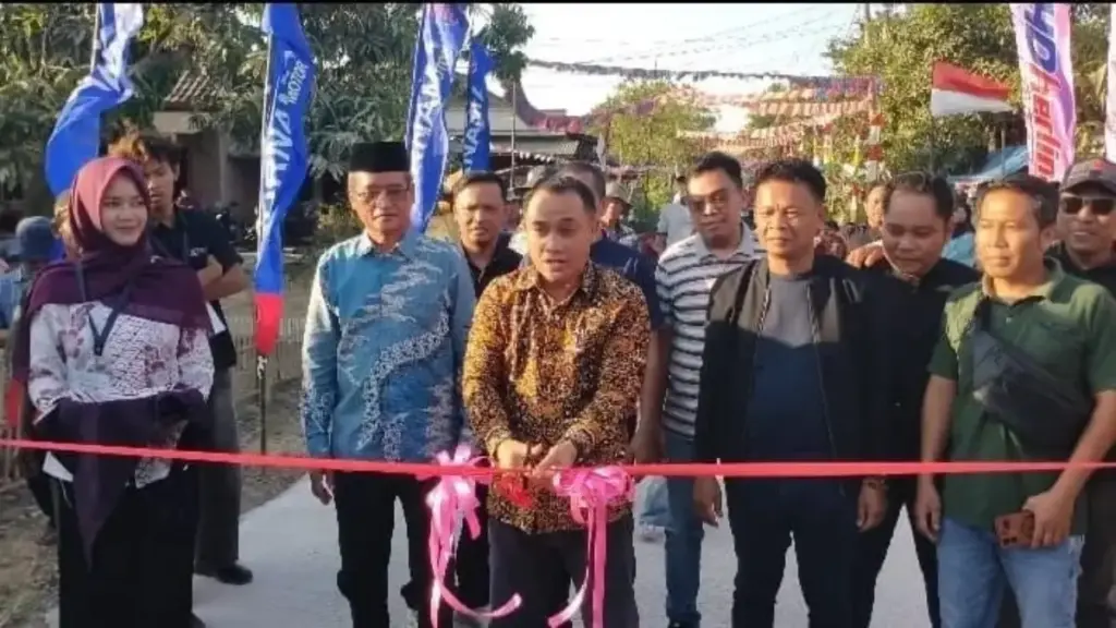 Bebas dari "Kubangan Kerbau", Warga Temiyang Kroya Gelar Syukuran Massal Lesehan di Atas Jalan Beton Baru Peresmian-Jalan-Beton-Desa-Temiyang