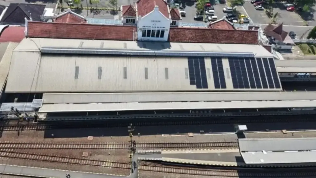 Atap Stasiun Cirebon Disulap Jadi "Pabrik Listrik", KAI Berhasil Pangkas Tagihan dan Emisi Fosil! Stasiun-Cirebon-Daop-3-Cirebon
