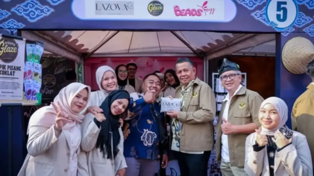 Lepas dari Jebakan Mikro, Strategi 5,4 Juta UMKM Jabar Tembus Rantai Pasok Nasional Lewat SAPA UMKM Menteri-UMKM-Helvo-Moraza