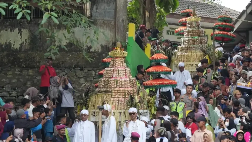 Dari Kata 'Afwun' Jadi Tradisi Jawa: Rahasia Filosofi Apem dan Dakwah Kiai Ageng Gribig Kirab-Gunungan-Apem-tadisi-Grebeg-Yaa-Qawiyyu
