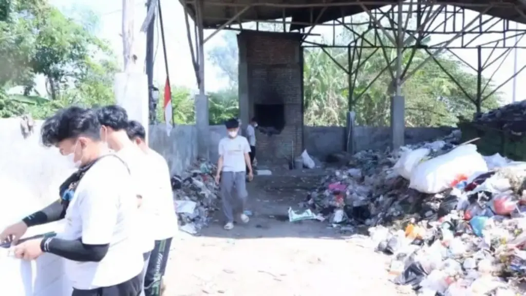 Mahasiswa-KKN-UIN-SSC-Tungku-Pembakaran-Sampah