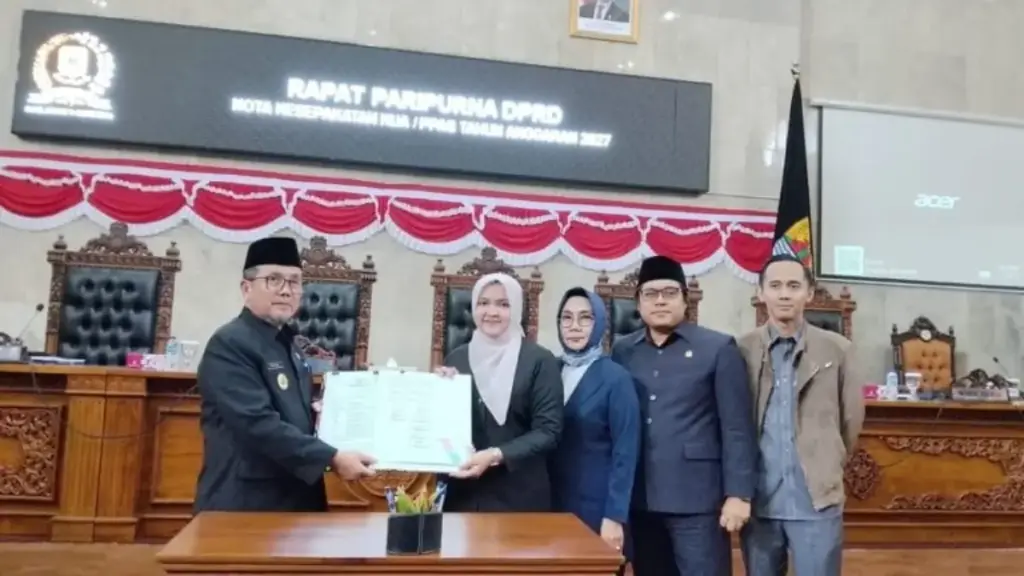 Bupati-Cirebon-Imron