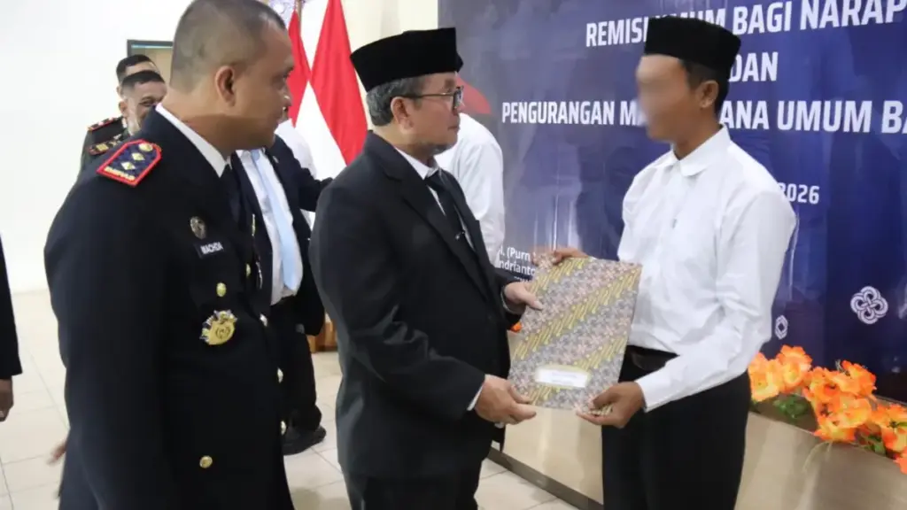Bupati-Cirebon-Imron