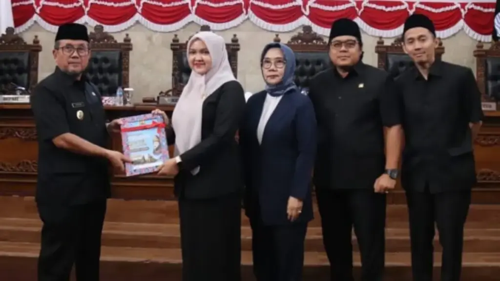 Bupati-Cirebon-Imron