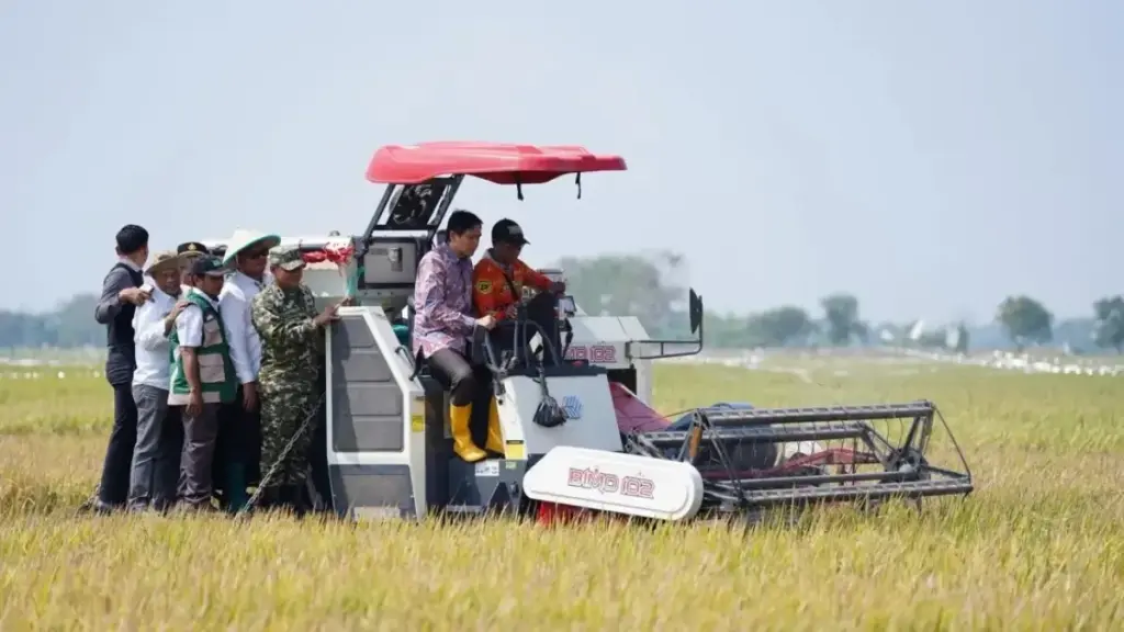 Panen Perdana Indramayu Meledak 10,45 Ton Per Hektare, Modernisasi Pertanian Bungkam Skeptisisme Bupati-Indramayu-Lucky-Hakim