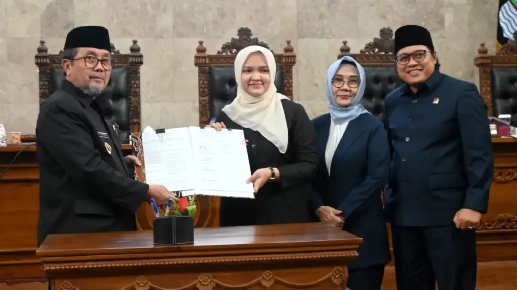 Sah! Cirebon Resmikan Raperda Data Presisi, Sapu Bersih Data Bansos Tumpang Tindih Bupati-Cirebon-Imron-dan-Pimpinan-DPRD-Kabupaten-Cirebon