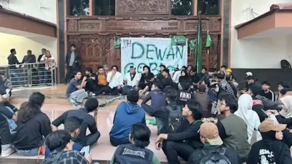 Defisit APBD Rp97 Miliar, HMI Segel Kantor DPRD Cirebon: Tunjangan Dewan Minta Dihapus!